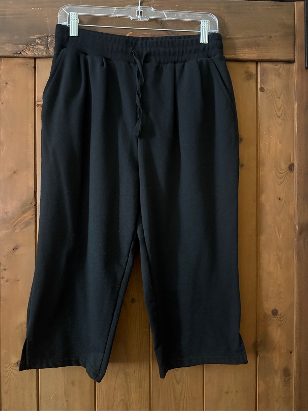 Lexislove Black cropped wide-leg pant.